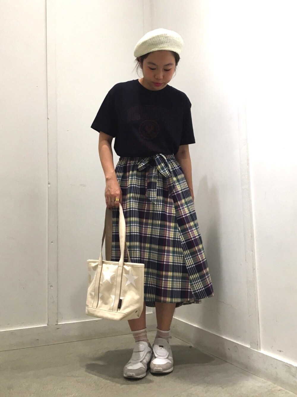 「カジュアルコーデ、シンプルコーデ、カジュアル、チェックスカート、カレッジTEE、イーハイフンワールドギャラリー(E hyphen world gallery)、大人ガーリー、プチプラ、ベレー帽、コンバース」｜「E hyphen world galleryの・ペーパーサーモベレー（ハンチング/ベレー帽、ホワイト系）」を使った、あすぽんさん（レディース・154cm）の春コーディネートの1枚目の写真