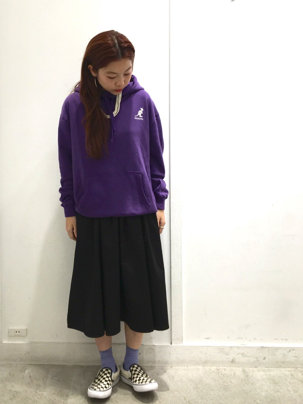 「カンゴール、KANGOL、フーディー、パーカー、パープル、秋カラー、イーハイフンワールドギャラリー(E hyphen world gallery)、低身長、ストリート、チェッカーフラッグ祭り」｜「E hyphen world galleryのEhwg×KANGOL HOODIE（トップス、パープル系）」を使った、あすぽんさん（レディース・153cm）の夏コーディネートの1枚目の写真