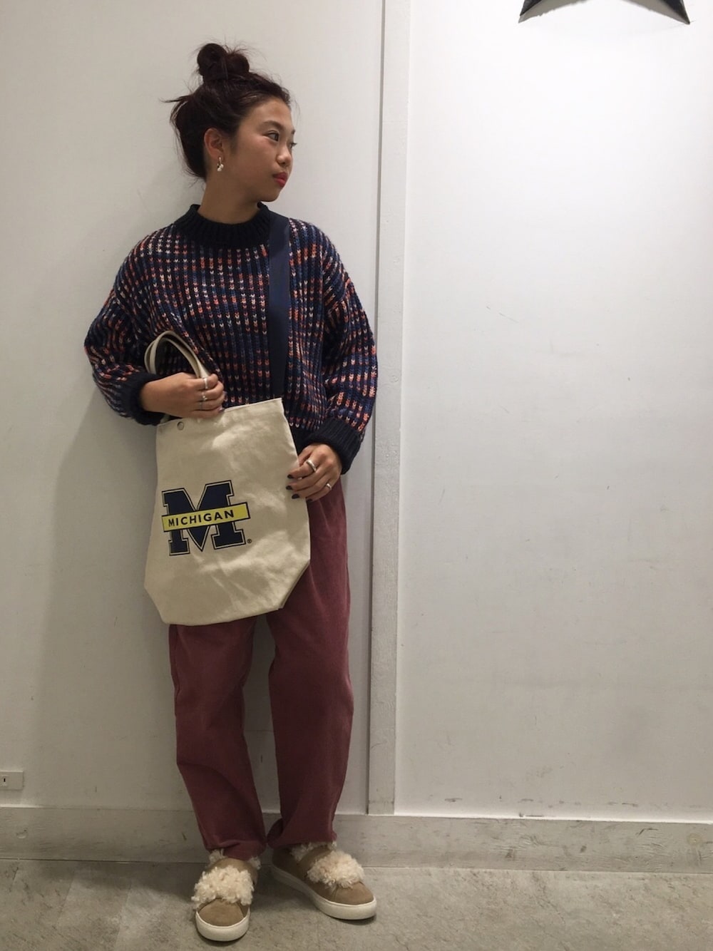 「デザイントップス、コーデュロイ、コーデュロイパンツ、ファー小物、トートバッグ、ショルダーバッグ、プチプラ、低身長、イーハイフンワールドギャラリー(E hyphen world gallery)、カジュアルコーデ」｜「E hyphen world galleryの・太コーデュロイワイドパンツ ●（その他パンツ、ピンク系）」を使った、あすぽんさん（レディース・153cm）の秋コーディネートの1枚目の写真