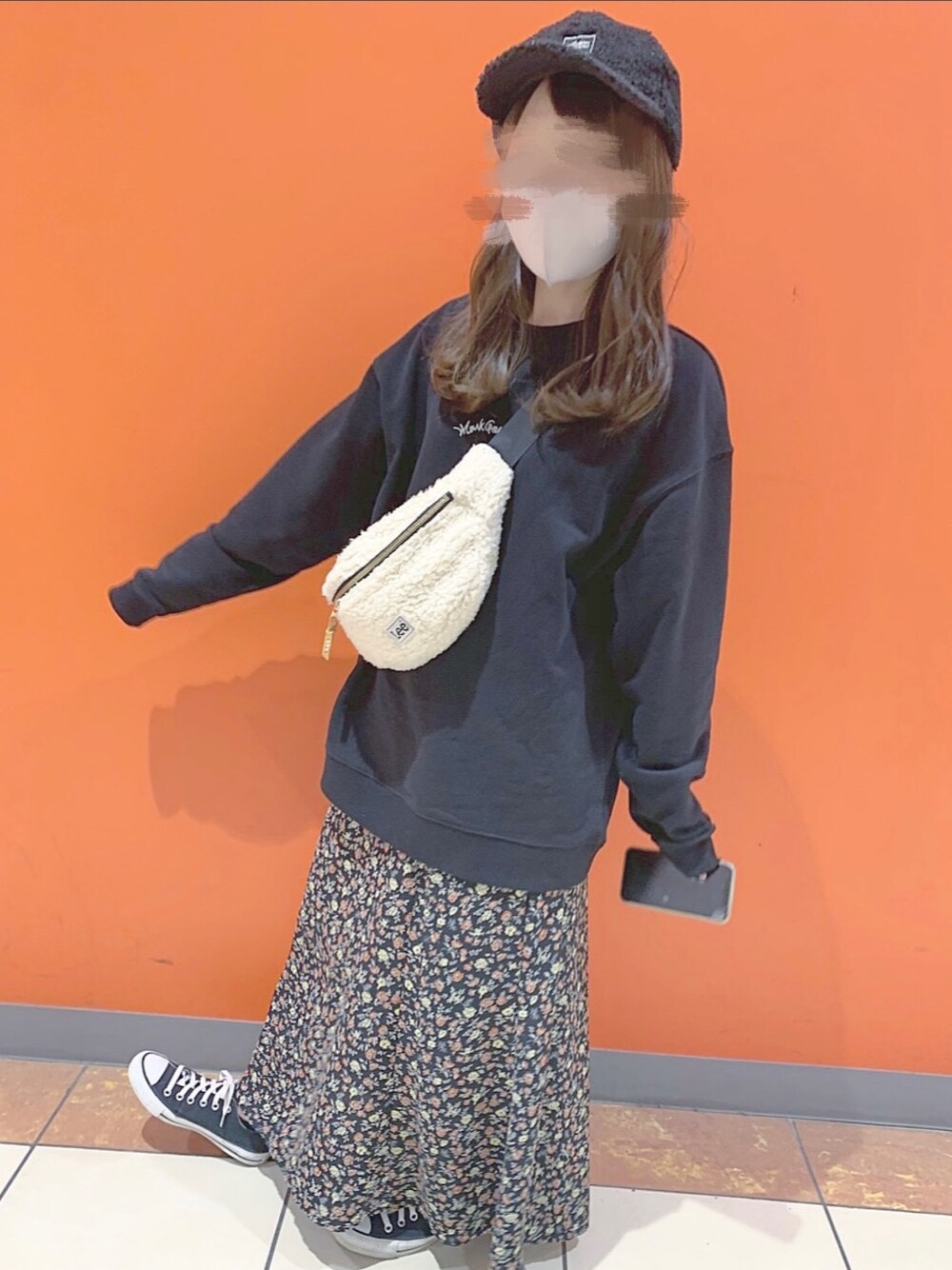 「ビックシルエット、オーバーサイズ、ボアキャップ、メンズアイテム、低身長コーデ、ブラック、スニーカーコーデ、休日スタイル」｜「Leeのアイテム（ボディバッグ/ウエストポーチ、ホワイト系）」を使った、waさん（レディース・153cm）の秋コーディネートの1枚目の写真
