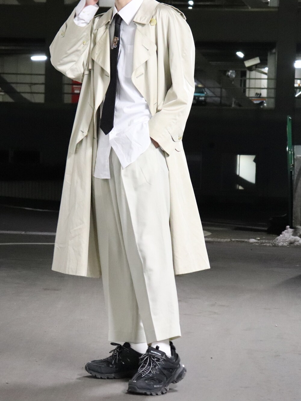 ベージュ系のトレンチコート、ホワイト系のシャツ/ブラウス、ブラック系のネクタイを着用したメンズの春コーディネートの1枚目の写真