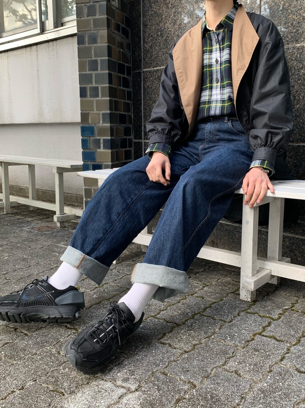 ブラック系のノーカラージャケット、グリーン系のシャツ/ブラウス、ブルー系のデニムパンツを着用したメンズの秋コーディネートの1枚目の写真