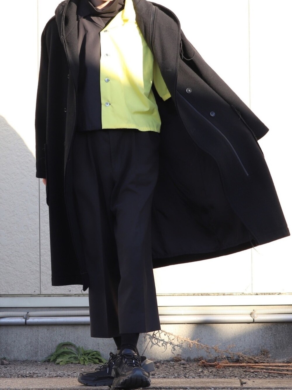 ブラック系のダッフルコート、その他のシャツ/ブラウス、ブラック系のTシャツ/カットソーを着用したメンズの冬コーディネートの1枚目の写真
