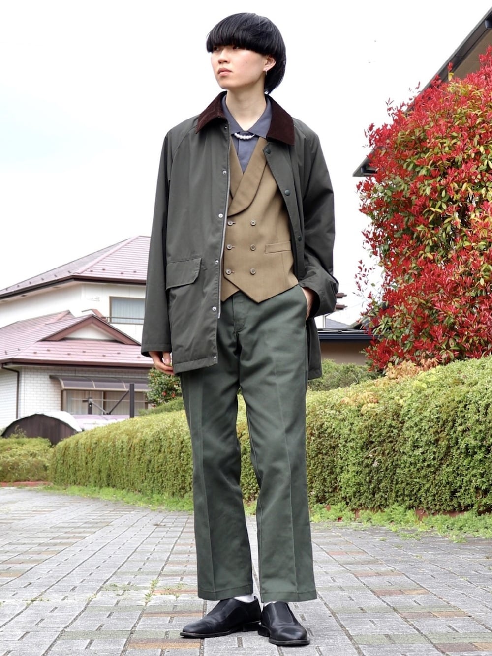 グリーン系のジャケット/アウター、グリーン系のベスト、グレー系のポロシャツを着用したメンズの春コーディネートの1枚目の写真