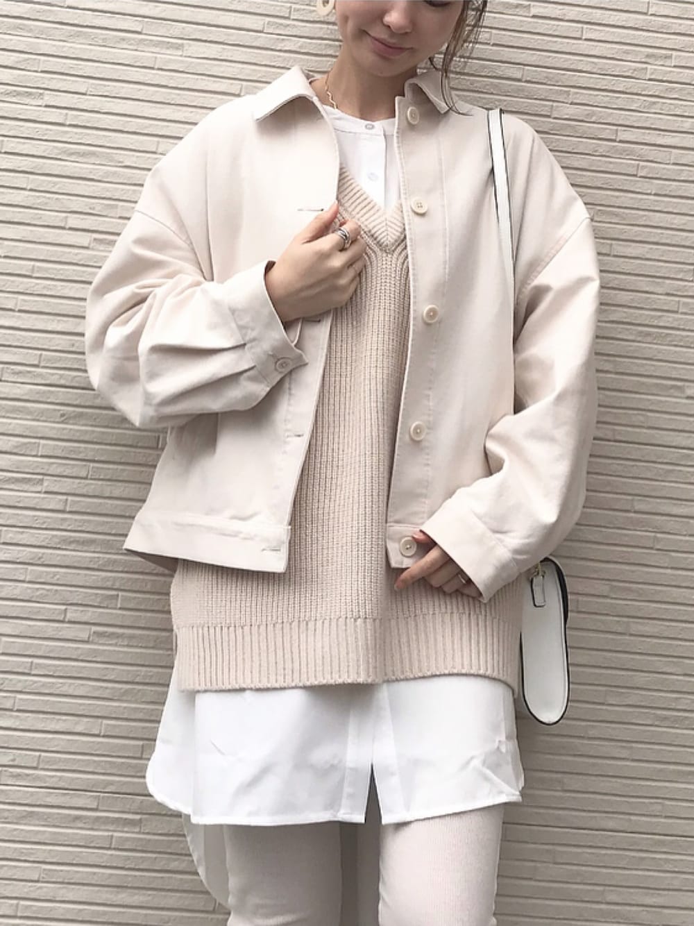 「シンプルコーデ、オトナカジュアル、オトナ女子、ベージュ、着回しコーデ、プチプラコーデ、ママコーデ、GU、UNIQLO、ユニクロ」｜「UNIQLOのジャージーリラックスジャケット（その他アウター、ホワイト系）」を使った、co_co_nanaさん（レディース・163cm）の冬コーディネートの1枚目の写真