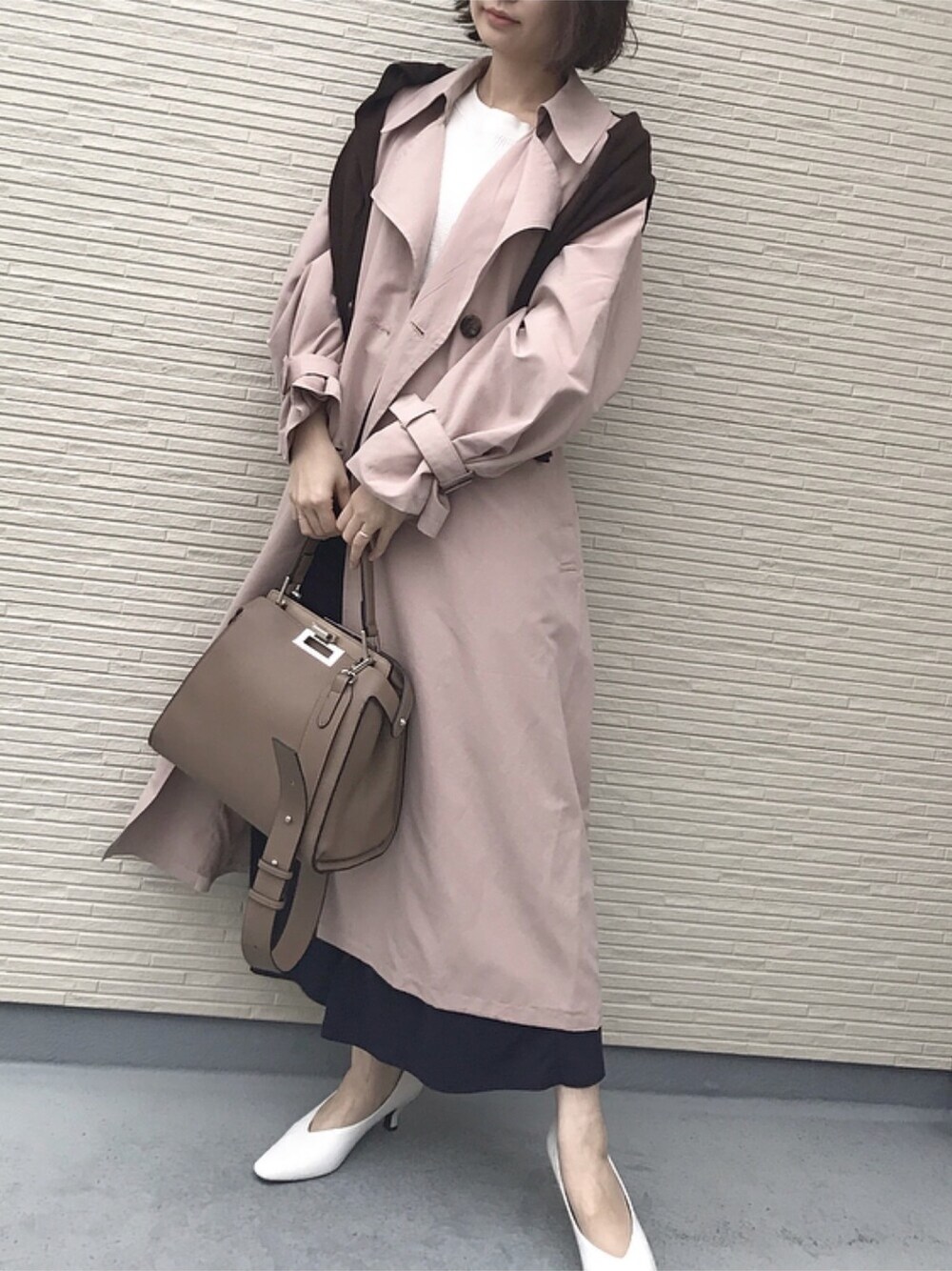 「お洒落さんとつながりたい、きれいめカジュアル、着回しコーデ、プチプラ、ママファッション、春アウター、ベージュコーデ、UNIQLO、GU、トレンチコート」｜「SESTOの削れにくいかかとヒールゴム採用！型押し素材のスクエアトゥVカットミドルヒールパンプス※（パンプス、ホワイト系）」を使った、co_co_nanaさん（レディース・163cm）の冬コーディネートの1枚目の写真