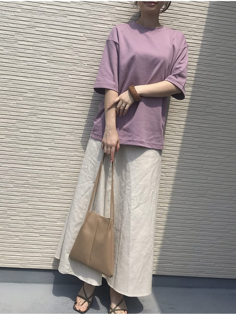 「シンプル、きれいめカジュアル、ゆるコーデ、カジュアル、ママファッション、リネン、UNIQLO、UNIQLO U、ユニクロ、着回しコーデ」｜「UNIQLOのエアリズムコットンオーバーサイズTシャツ（5分袖）（Tシャツ/カットソー、パープル系）」を使った、co_co_nanaさん（レディース・163cm）の春コーディネートの1枚目の写真