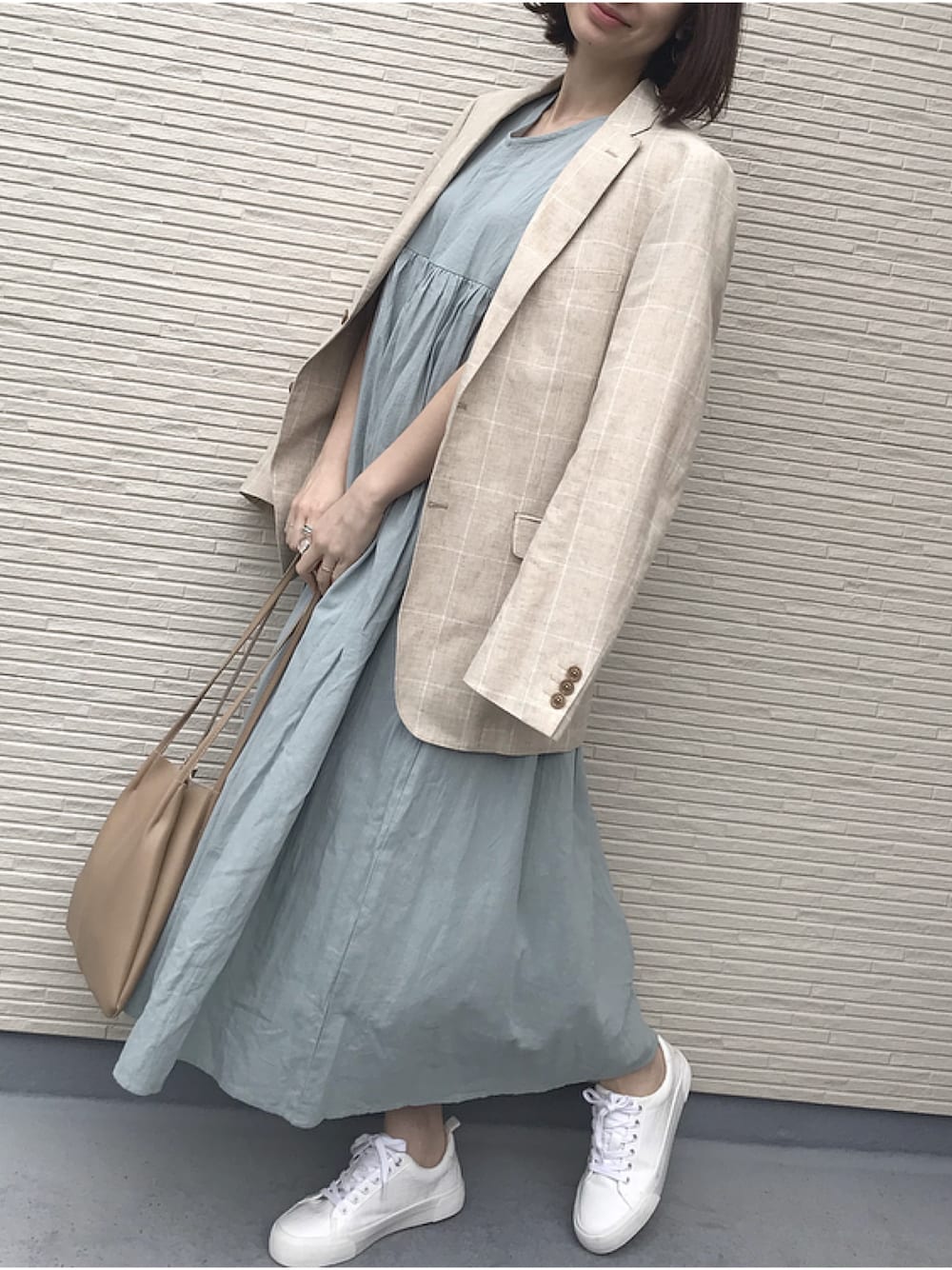 「春コーデ、大人カジュアル、おうちファッション、休日スタイル、ワンピース、ゆるコーデ、シンプルコーデ、白スニーカー、ホワイトスニーカー、ジャケット」｜「KOBE LETTUCEの[フレンチスリーブ・ノースリーブ]前後2Wayリネンタッチマキシ丈ワンピース（ワンピース、グリーン系）」を使った、co_co_nanaさん（レディース・163cm）の春コーディネートの1枚目の写真