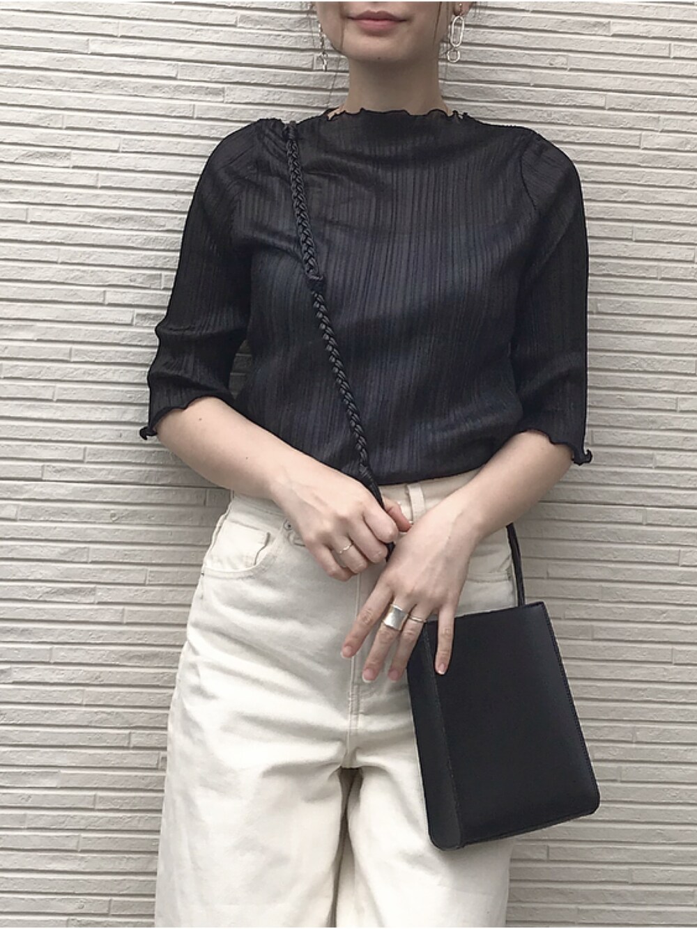 「シアー、カジュアル、大人コーデ、きれいめカジュアル、着回しコーデ、プチプラコーデ、モノトーン、モノトーンコーデ、カジュアルコーデ、おしゃれさんと繋がりたい」｜「mysty womanのシアープリーツプルオーバー 880643（Tシャツ/カットソー、ブラック系）」を使った、co_co_nanaさん（レディース・163cm）の夏コーディネートの1枚目の写真