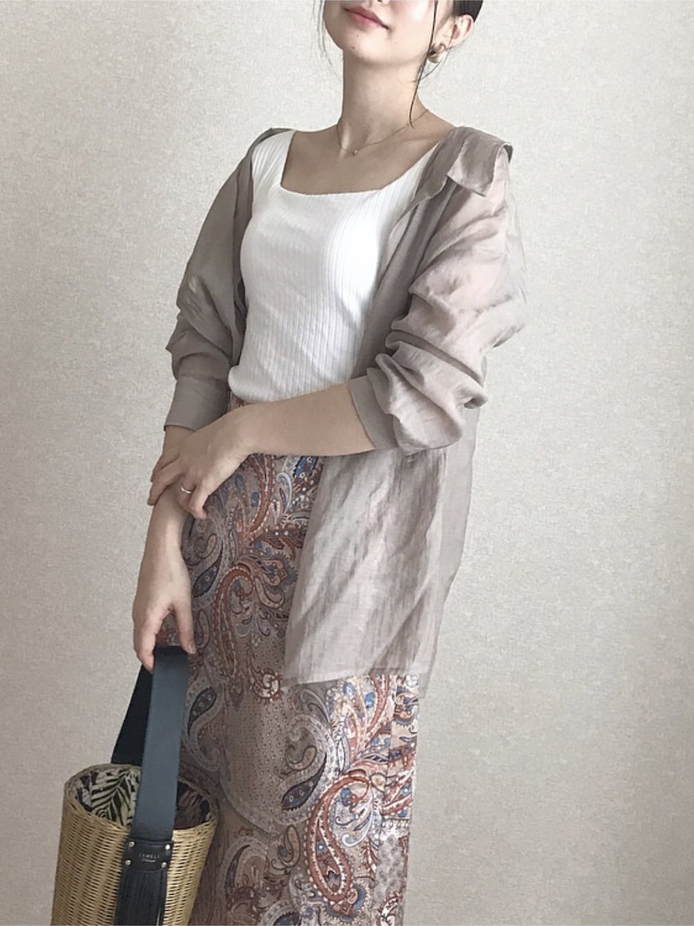 「夏コーデ、シンプル、プチプラ、カジュアルコーデ、大人カジュアル、ペイズリー、お洒落さんとつながりたい、シアーシャツ、着回しコーデ、ママコーデ」｜「titivateのﾊﾞｯｸｽﾘｯﾄｼｱｰｼｬﾂ（シャツ/ブラウス、ブラウン系）」を使った、co_co_nanaさん（レディース・163cm）の夏コーディネートの1枚目の写真