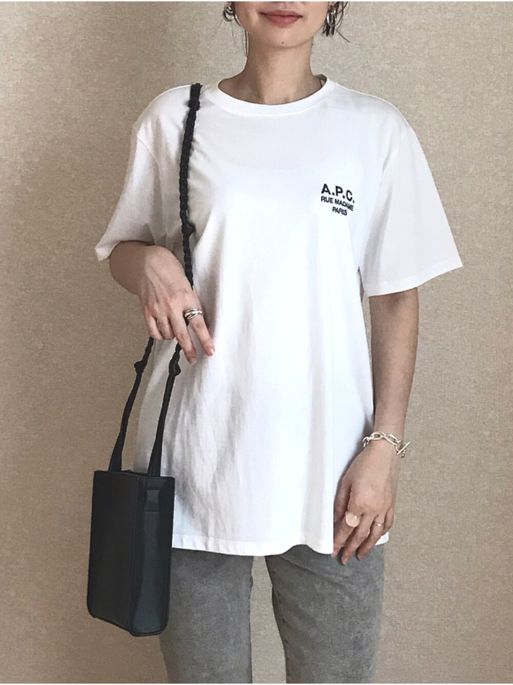 「A.P.C.、アーペーセー、夏コーデ、カジュアル、パンツスタイル、オトナ女子、着回しコーデ、きれいめカジュアル、大人カジュアル、Tシャツ」｜「A.P.C.のT-SHIRT RAYMOND　20PC（Tシャツ/カットソー、ホワイト系）」を使った、co_co_nanaさん（レディース・163cm）の夏コーディネートの1枚目の写真