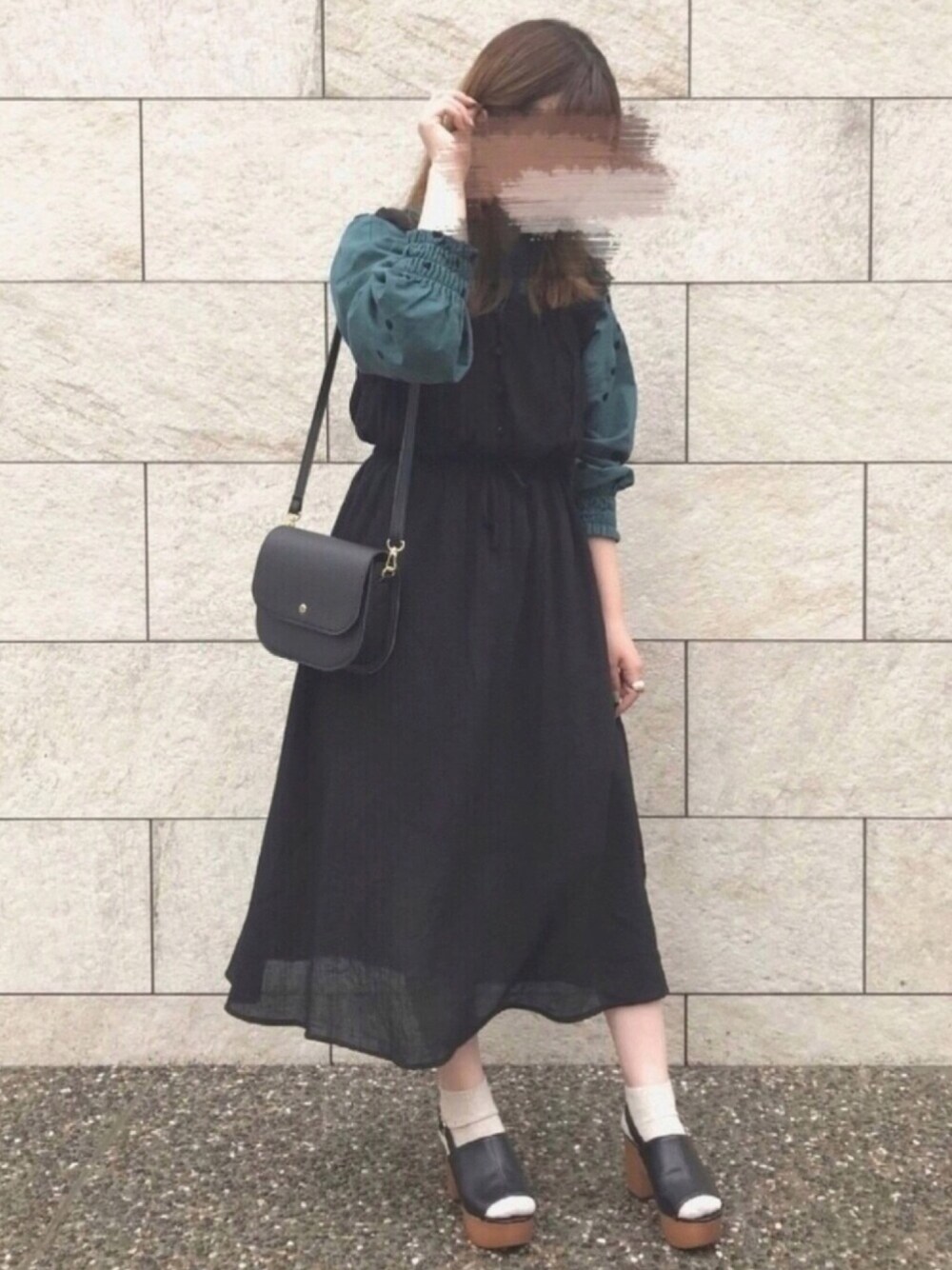 ブラック系のワンピース、グリーン系のシャツ/ブラウス、ブラック系のサンダルを着用したレディースの夏コーディネートの1枚目の写真