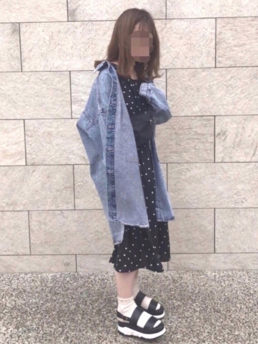 ブラック系のワンピース、ブラック系のサンダル、ブルー系のシャツ/ブラウスを着用したレディースの夏コーディネートの1枚目の写真