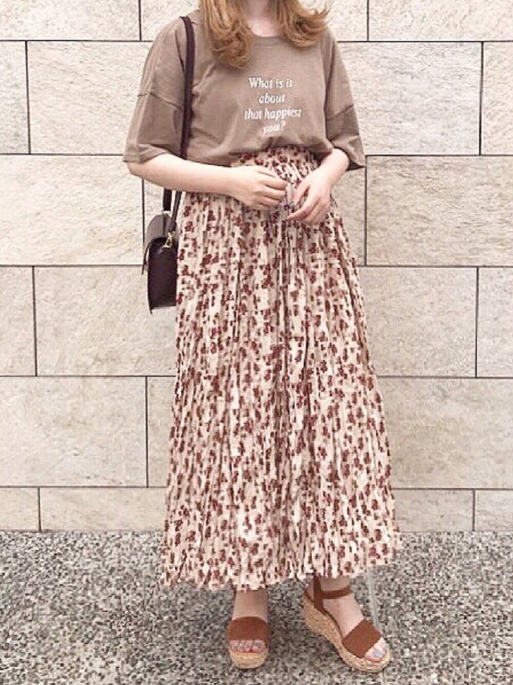「カジュアル、リラックススタイル、ゆるコーデ、花柄スカート、ブラウン、夏だ！Tシャツ着よう！、Tシャツ、ロゴT、dholic、大人ガーリー」｜「sangoの花ワッシャーロングスカート（スカート、ベージュ系）」を使った、•ᴥ•  m i mさん（レディース・156cm）の夏コーディネートの1枚目の写真