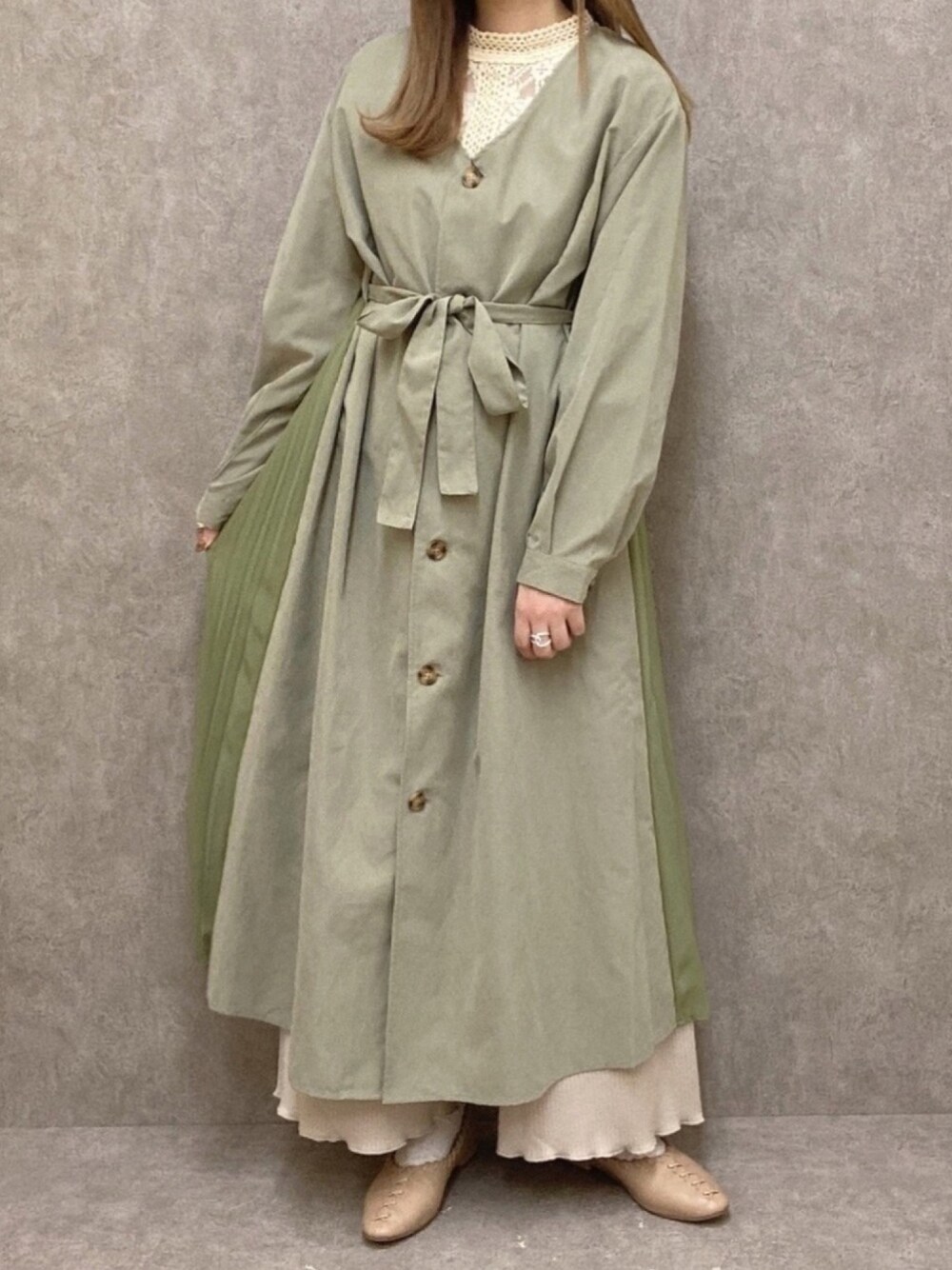 ベージュ系のシャツ/ブラウス、グリーン系のワンピース、ベージュ系のパンプスを着用したレディースの冬コーディネートの1枚目の写真