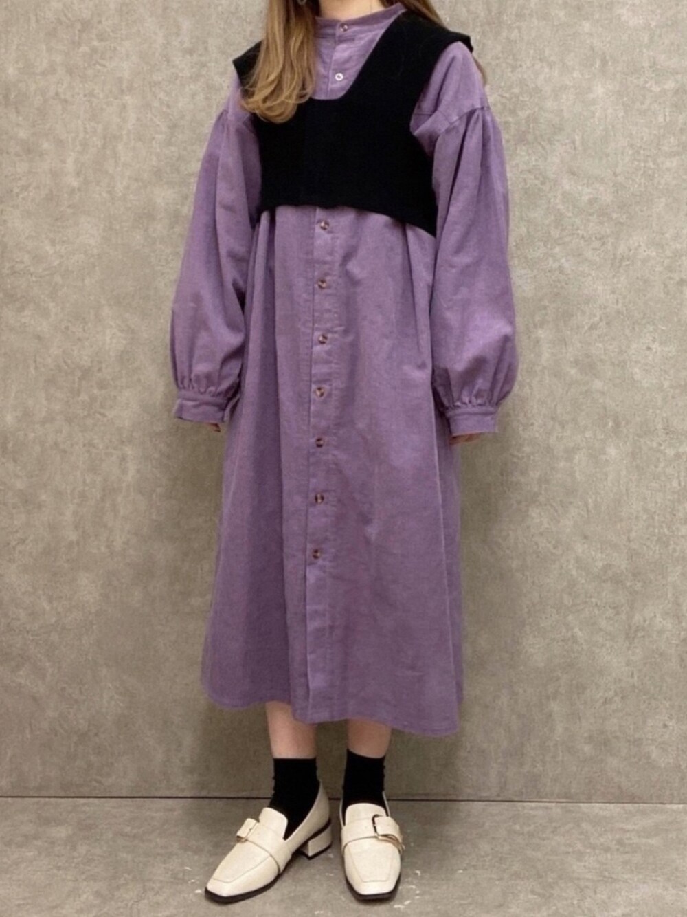 ブラック系のTシャツ/カットソー、パープル系のワンピース、ホワイト系のローファーを着用したレディースの冬コーディネートの1枚目の写真