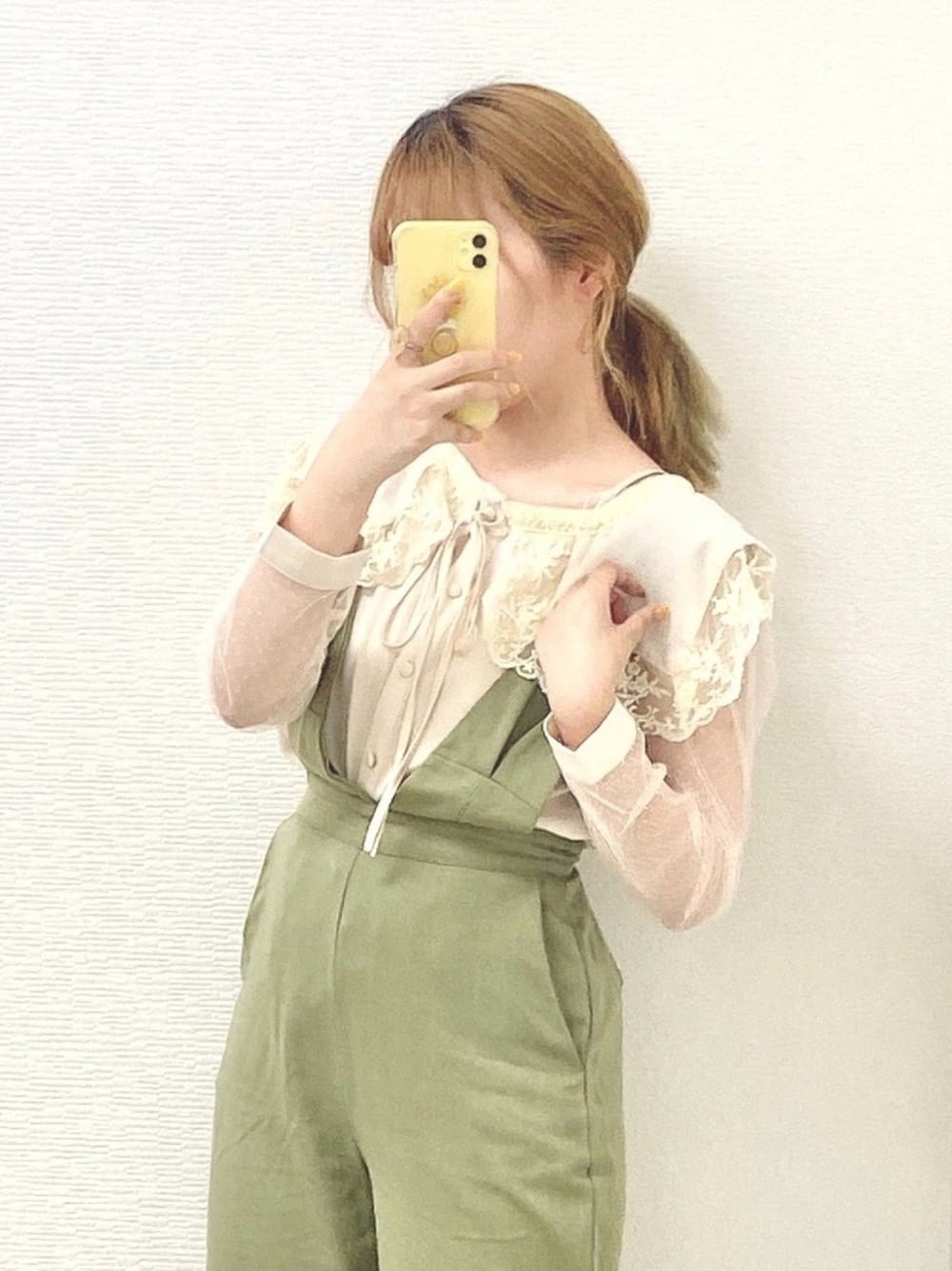 ベージュ系のTシャツ/カットソー、グリーン系のつなぎ/オールインワンを着用したレディースの夏コーディネートの1枚目の写真