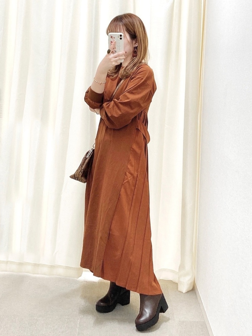 ブラウン系のワンピース、ブラウン系のブーツを着用したレディースの秋コーディネートの1枚目の写真