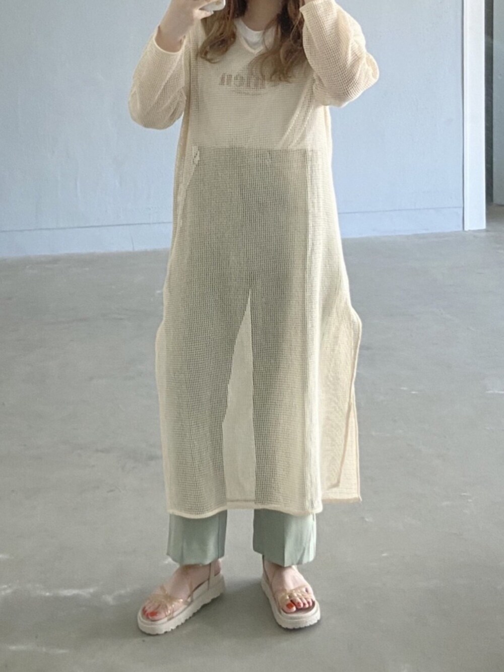 ホワイト系のTシャツ/カットソー、ベージュ系のサンダルを着用したレディースの春コーディネートの1枚目の写真