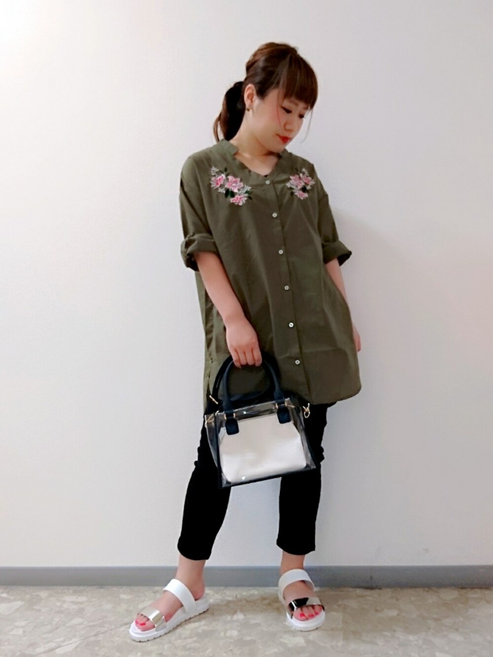 「シューラルー、カーキ、刺繍、シンプルコーデ、ブラック、夏、スケルトン、シルバー、スキニー、シャツワンピ」｜「Cutie Blondeのアイテム（ワンピース/ドレス、グリーン系）」を使った、Yuuuccaさん（レディース・155cm）の夏コーディネートの1枚目の写真