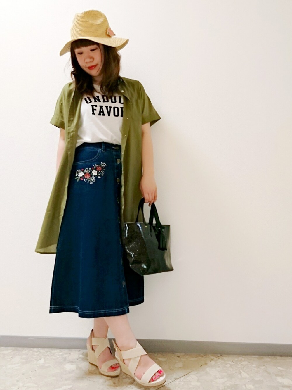「シューラルー、夏コーデ、サンダル、白Tシャツ、大人カジュアル、カーキ、シャツスタイル、刺繍、スカート、デニム」｜「Cutie Blondeの花刺繍前開きAラインデニムスカート（スカート、ブルー系）」を使った、Yuuuccaさん（レディース・155cm）の夏コーディネートの1枚目の写真