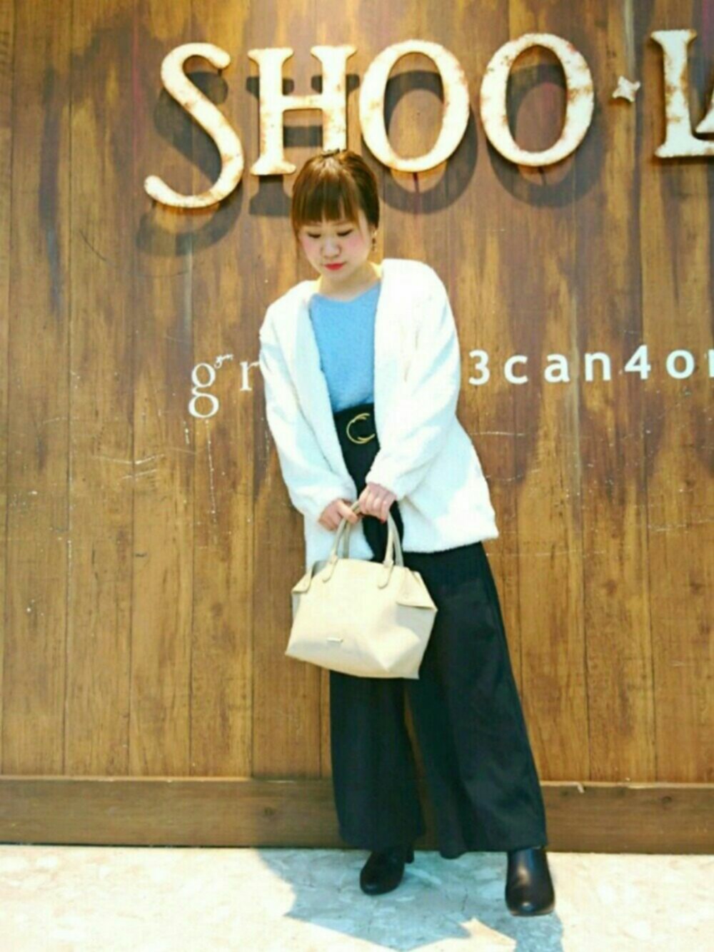 「シューラルー、ボア、フェザー、ワイドパンツ、ホワイト、ブラック、ブーツ、トートバッグ、秋冬、ウエストイン」｜「DRESKIPのピーチベルト付ワイドパンツ（その他パンツ、ブラック系）」を使った、Yuuuccaさん（レディース・155cm）の秋コーディネートの1枚目の写真
