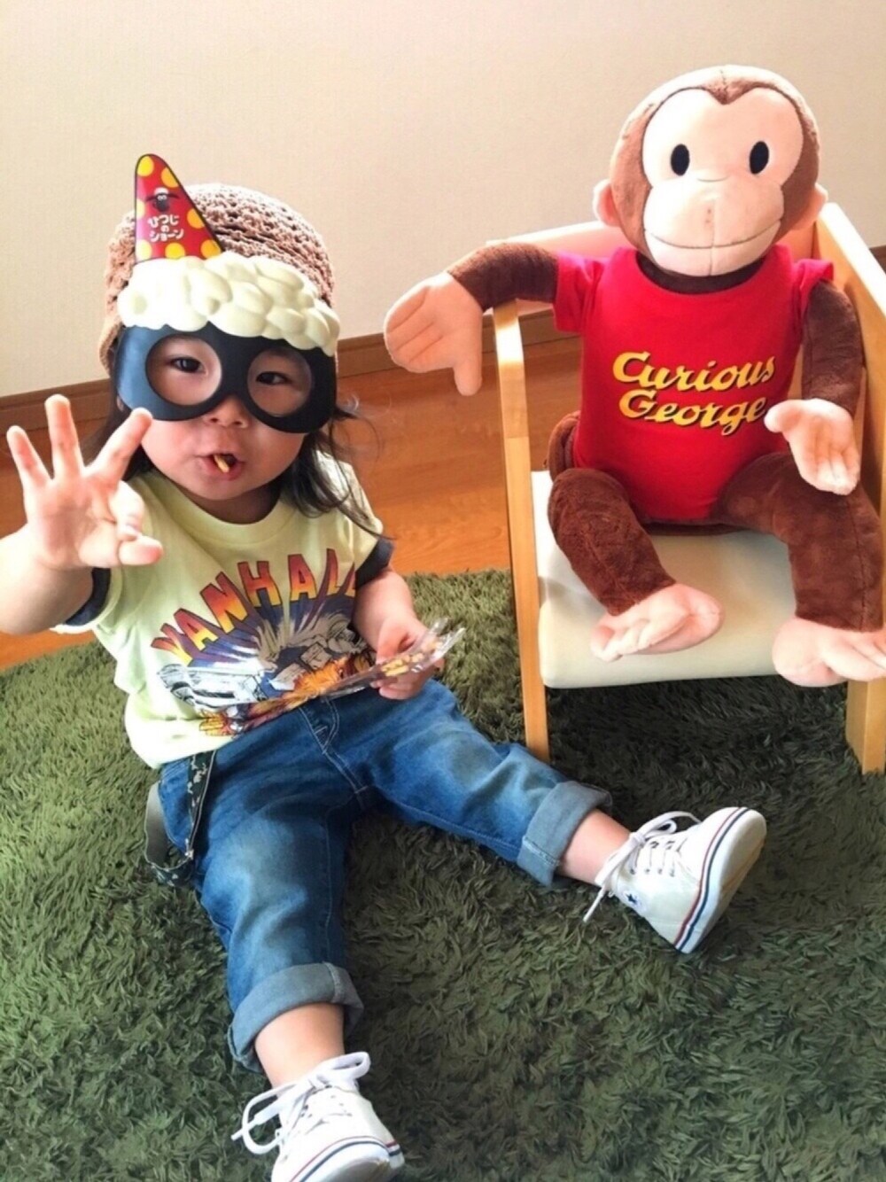 ブルー系のデニムパンツ、ホワイト系のスニーカー、イエロー系のTシャツ/カットソーを着用したキッズの春コーディネートの1枚目の写真