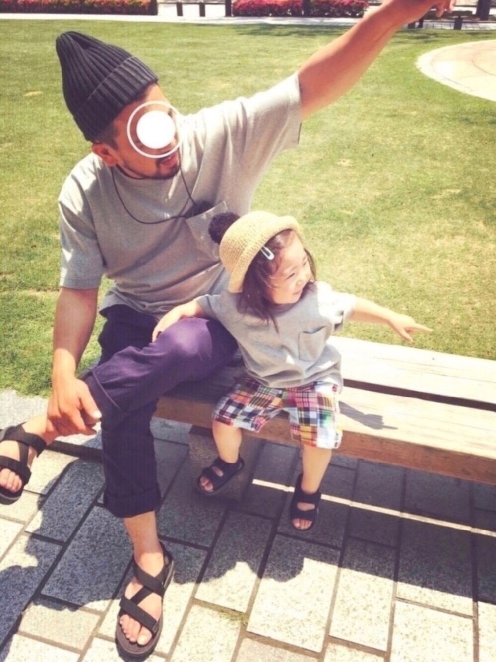 グレー系のTシャツ/カットソー、ブルー系のその他パンツ、ブラック系のサンダルを着用したキッズの春コーディネートの1枚目の写真