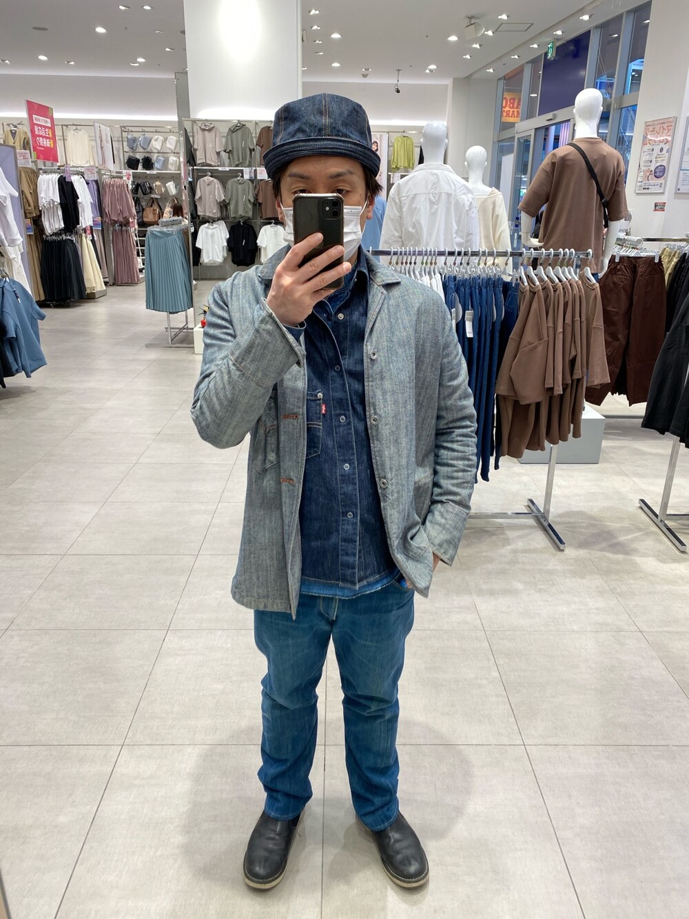 「Levi's、デニムonデニム、バケットハット、カバーオール、デニムパンツ、デニムシャツ、春コーデ、おやじコーデ」｜「Levi’s ENGINEERED JEANSのアイテム（カバーオール、グレー系）」を使った、hiroさん（メンズ・165cm）の春コーディネートの1枚目の写真