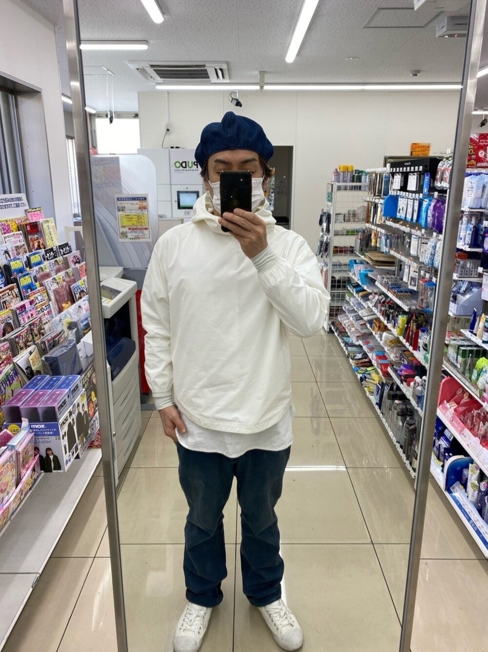 「主役はカラーパンツ、ゆるコーデ、キャスケット、パーカー、白シャツ、白スニーカー、プチプラ、セカスト、おやじコーデ」｜「セカストのアイテム（キャスケット、ブルー系）」を使った、hiroさん（メンズ・165cm）の春コーディネートの1枚目の写真