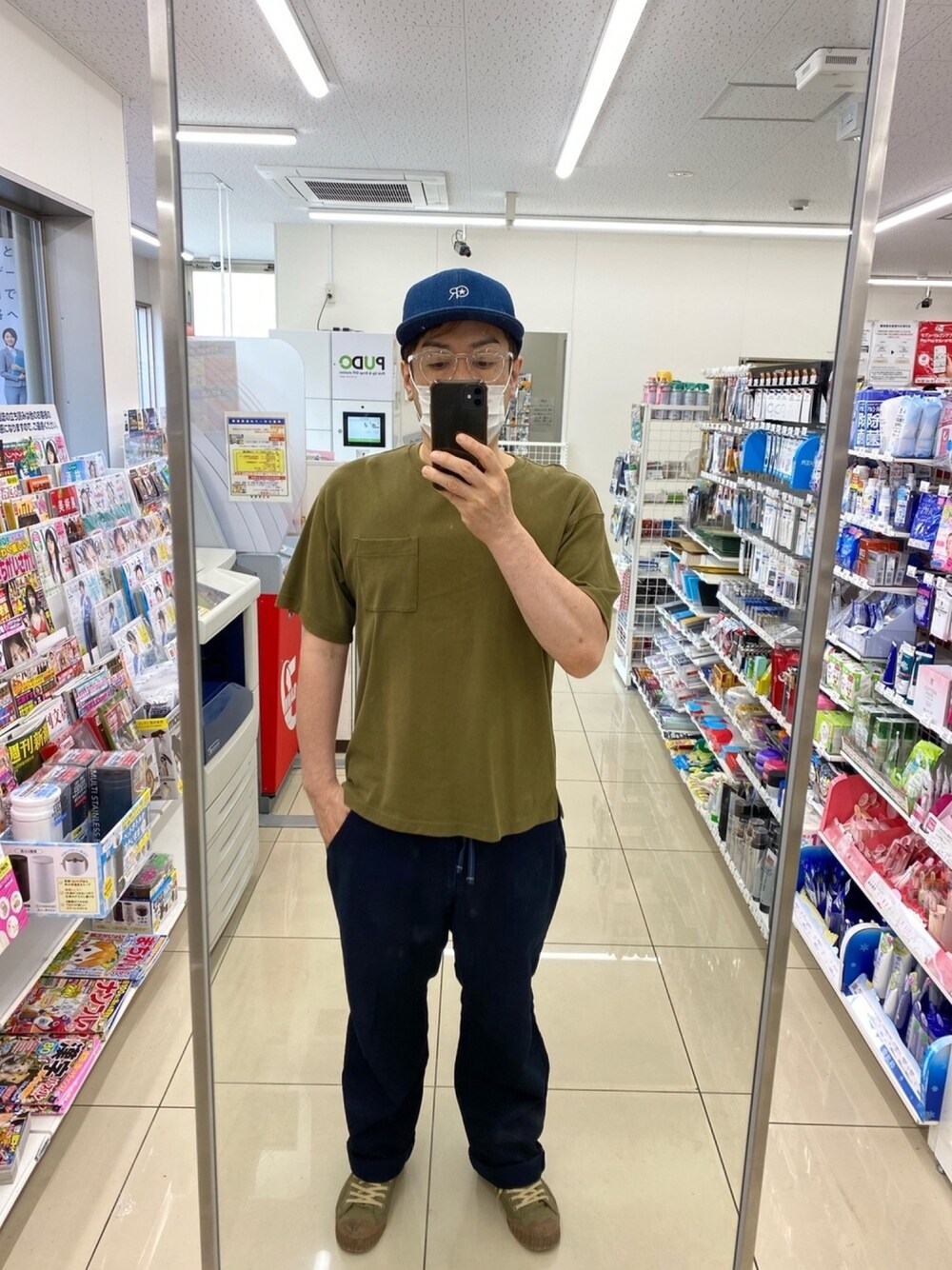 ブルー系のその他パンツ、グリーン系のスニーカー、グリーン系のTシャツ/カットソーを着用したメンズの夏コーディネートの1枚目の写真