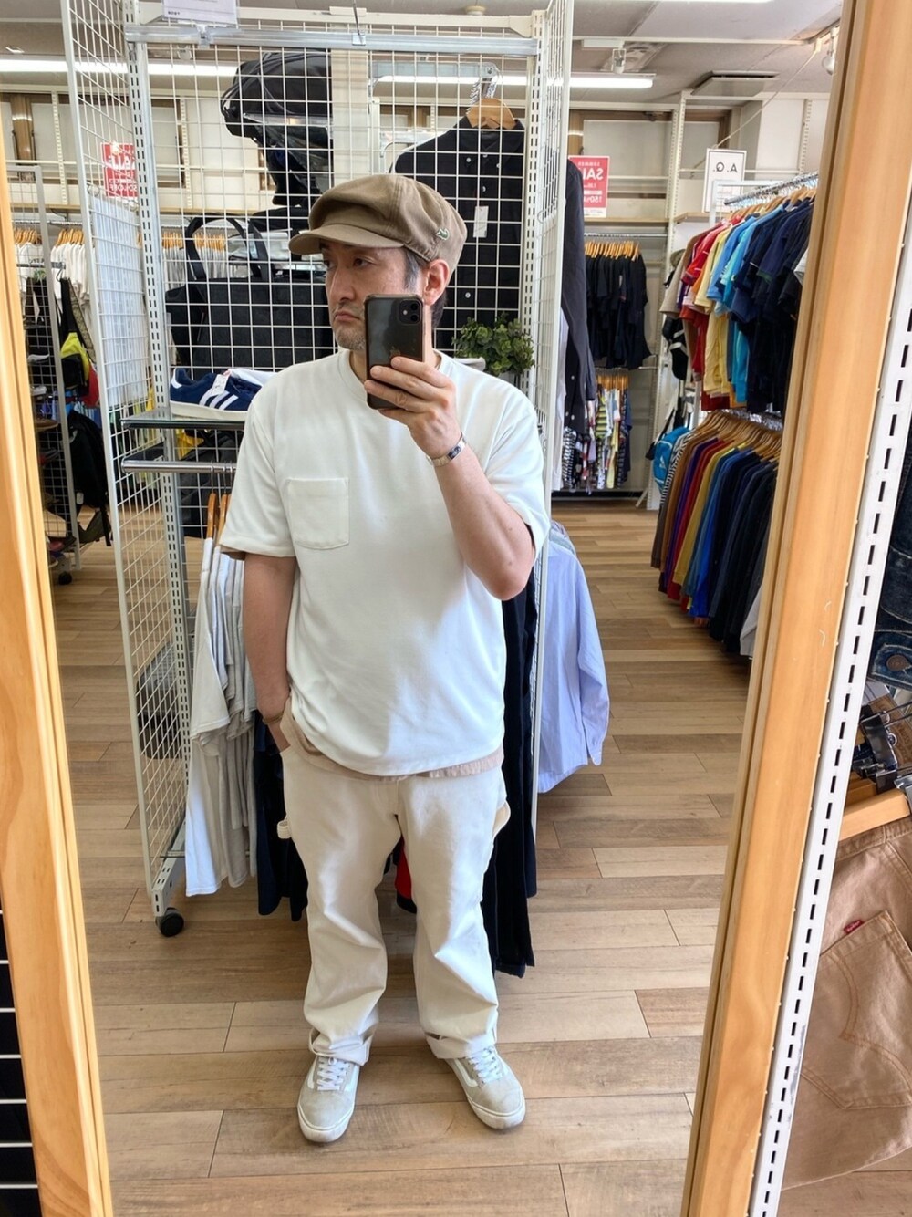 ホワイト系のTシャツ/カットソー、ベージュ系のTシャツ/カットソー、ホワイト系のカーゴパンツを着用したメンズの夏コーディネートの1枚目の写真