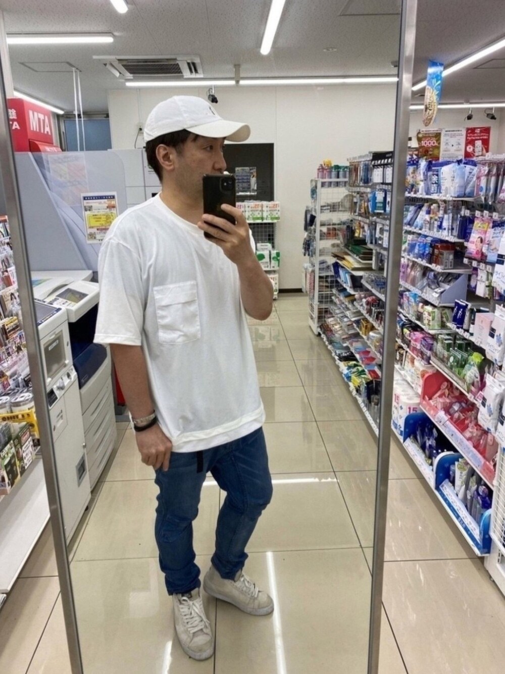 ホワイト系のTシャツ/カットソー、ブルー系のデニムパンツ、ホワイト系のスニーカーを着用したメンズの夏コーディネートの1枚目の写真