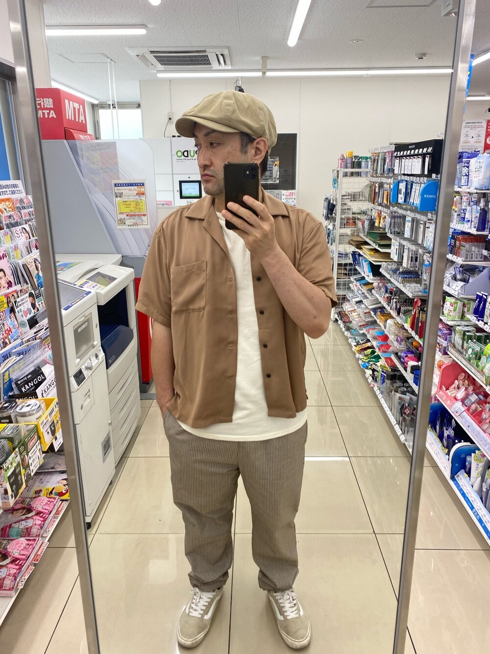 ブラウン系のシャツ/ブラウス、ベージュ系のその他パンツ、ベージュ系のスニーカーを着用したメンズの夏コーディネートの1枚目の写真