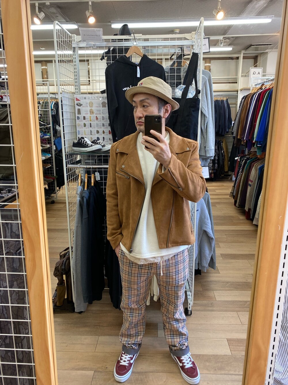 ホワイト系のニット/セーター、ベージュ系のTシャツ/カットソー、ブラウン系のライダースジャケットを着用したメンズの秋コーディネートの1枚目の写真