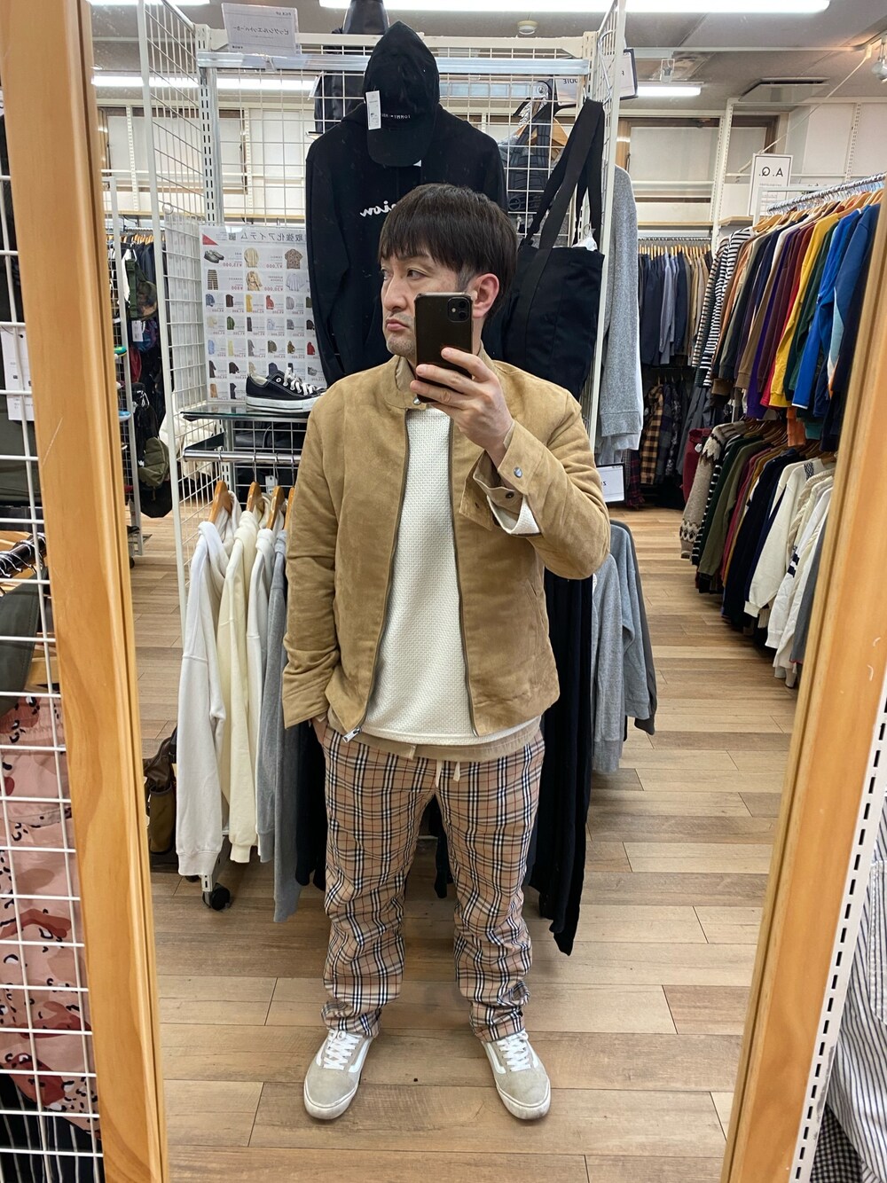 ホワイト系のニット/セーター、ベージュ系のライダースジャケット、ベージュ系のパンツを着用したメンズの秋コーディネートの1枚目の写真