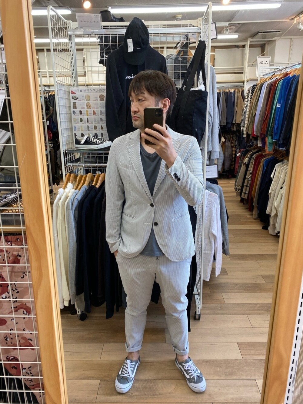 その他のテーラードジャケット、その他のスラックス、グレー系のスニーカーを着用したメンズの秋コーディネートの1枚目の写真