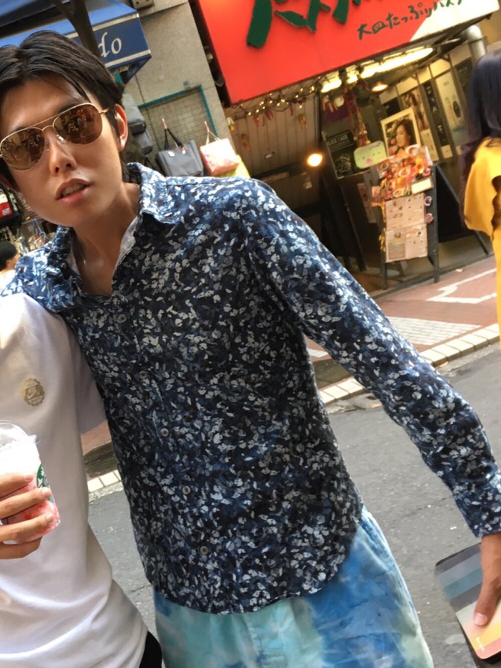 「夏コーデ、パンツは海をイメージ、おしゃれさんと繋がりたい」｜「Paul Smithのアイテム（サングラス、ゴールド系）」を使った、kenzoさん（メンズ・173cm）の秋コーディネートの1枚目の写真