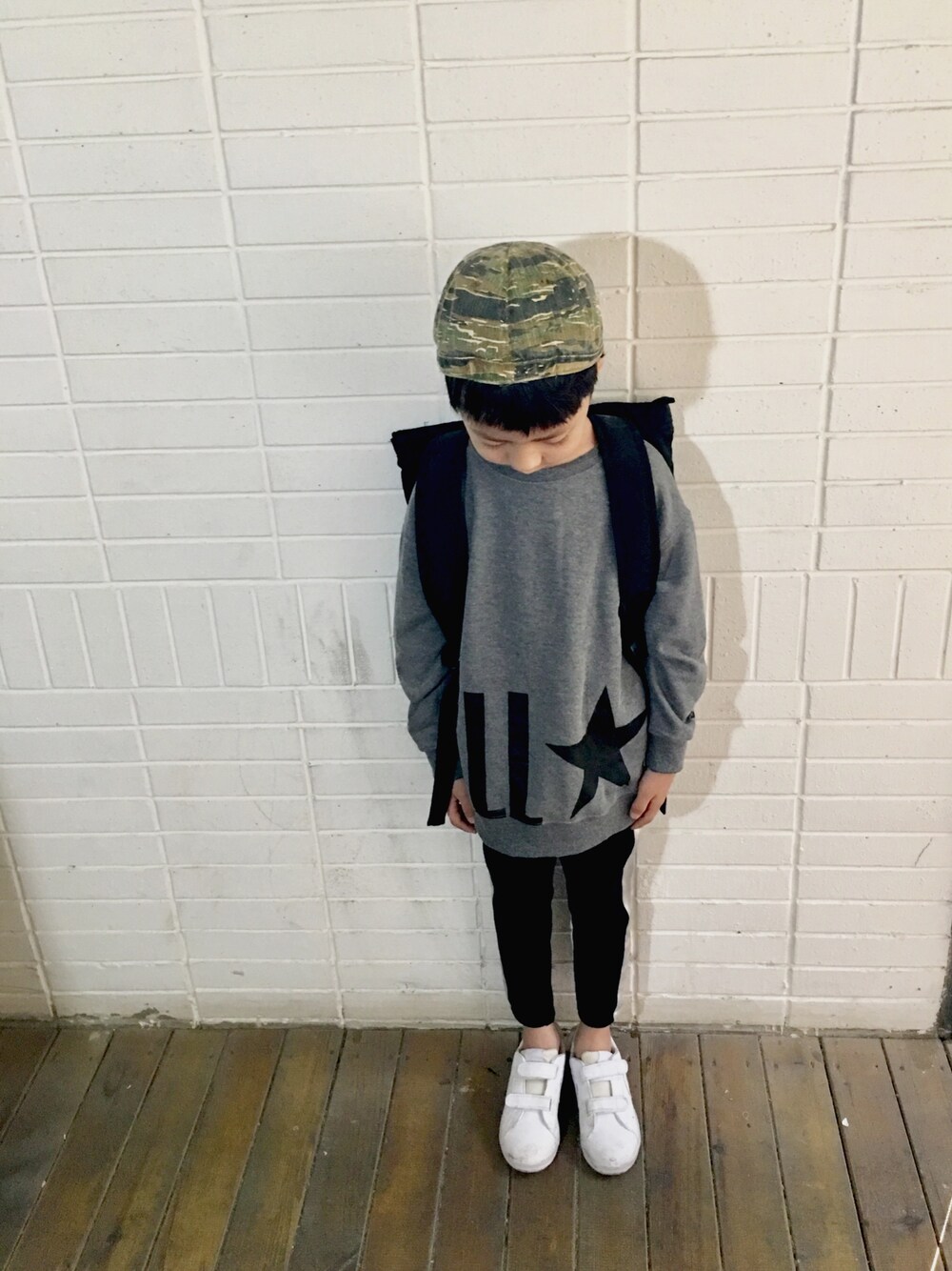 「CONVERSEのアイテム（スウェット、グレー系）」を使った、dlnjさん（キッズ・120cm）の夏コーディネートの1枚目の写真