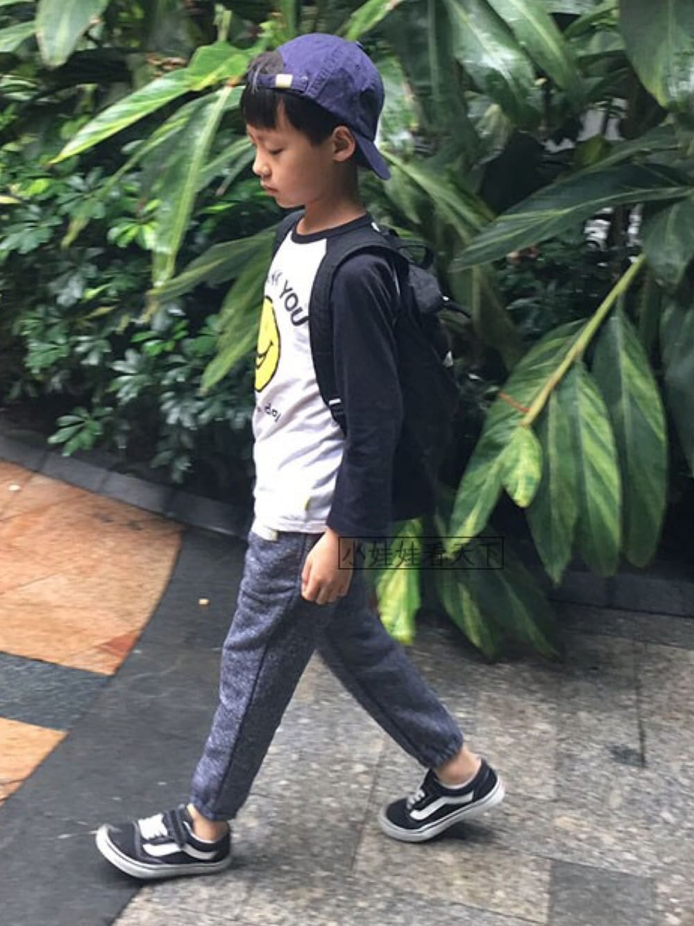 ホワイト系のTシャツ/カットソー、ブラック系のパンツを着用したキッズの夏コーディネートの1枚目の写真