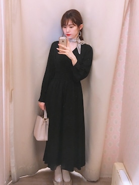 「earth music&ecology（アースミュージックアンドエコロジー）のアイテム（ストール/ショール）」を使った、amiさん（レディース・164cm）の春コーディネート
