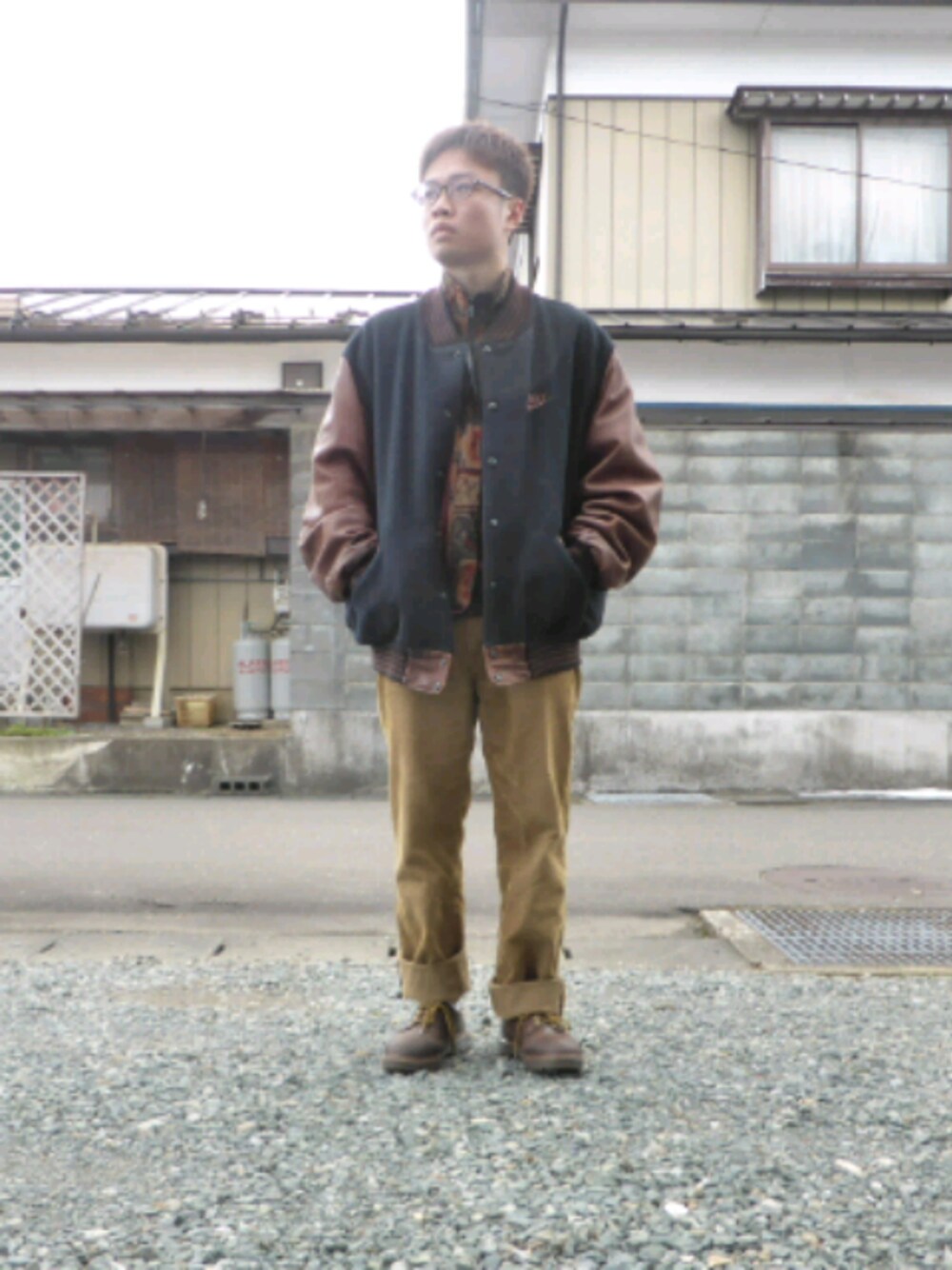 NIKEのスタジャン（ブラウン系）を使った人気ファッション