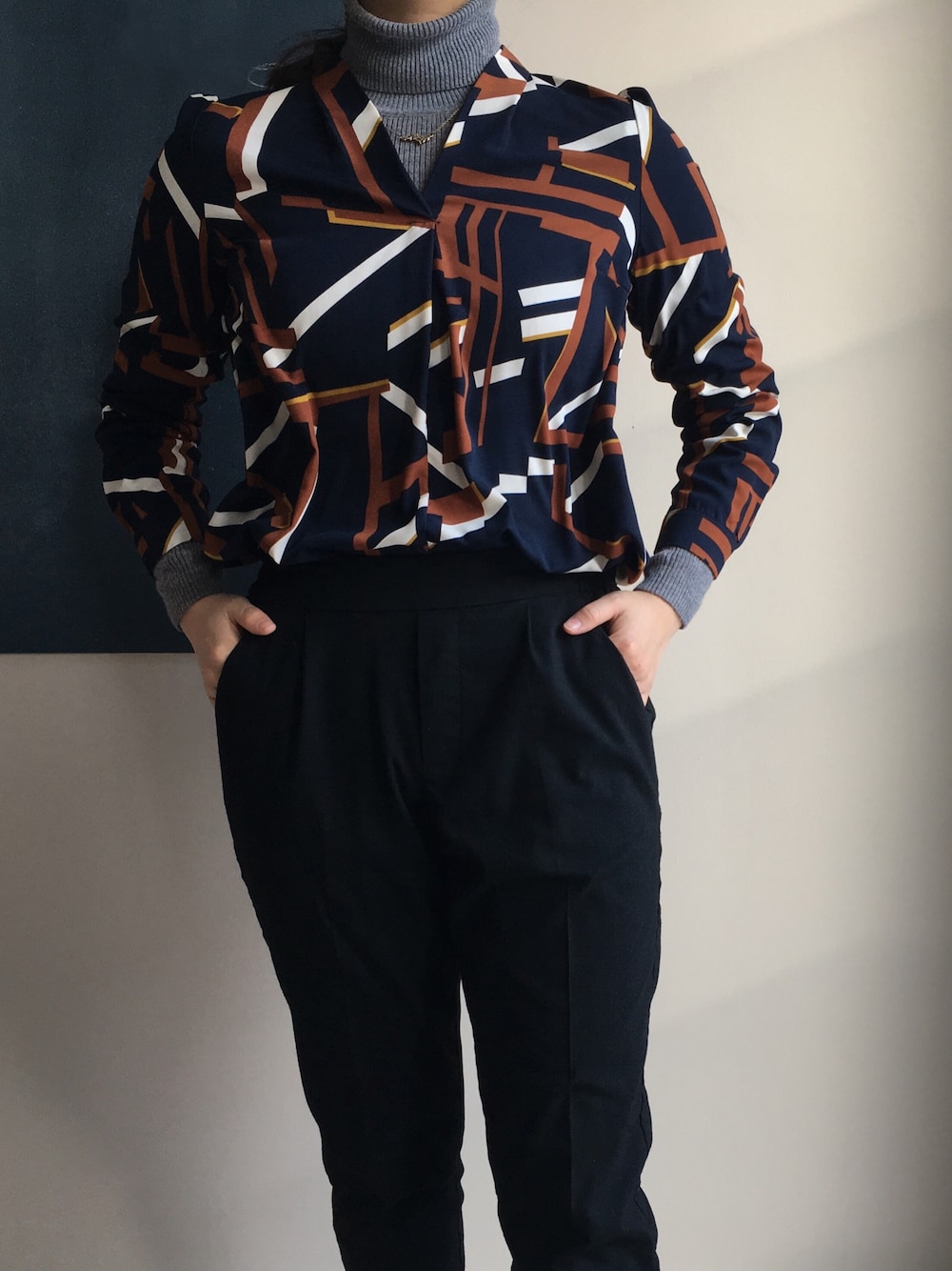 「冬、ブラウス、winter、pattern」｜「無印良品のアイテム（ニット/セーター、グレー系）」を使った、雪さん（レディース・158cm）の冬コーディネートの1枚目の写真