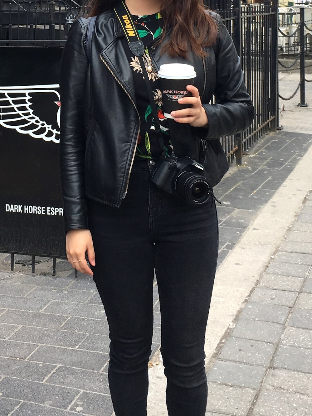 「black、spring、leather jacket、花柄、春コーデ、革ジャン」｜「TOPSHOPのTopshop Moto washed black jamie jeans（デニムパンツ、ブラック系）」を使った、雪さん（レディース・158cm）の春コーディネートの1枚目の写真