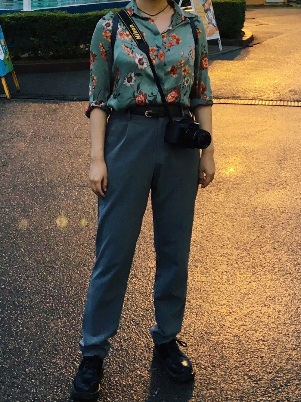 「summer、花柄、シャツスタイル」｜「indexのタックテーパードパンツ（その他パンツ、グレー系）」を使った、雪さん（レディース・158cm）の秋コーディネートの1枚目の写真