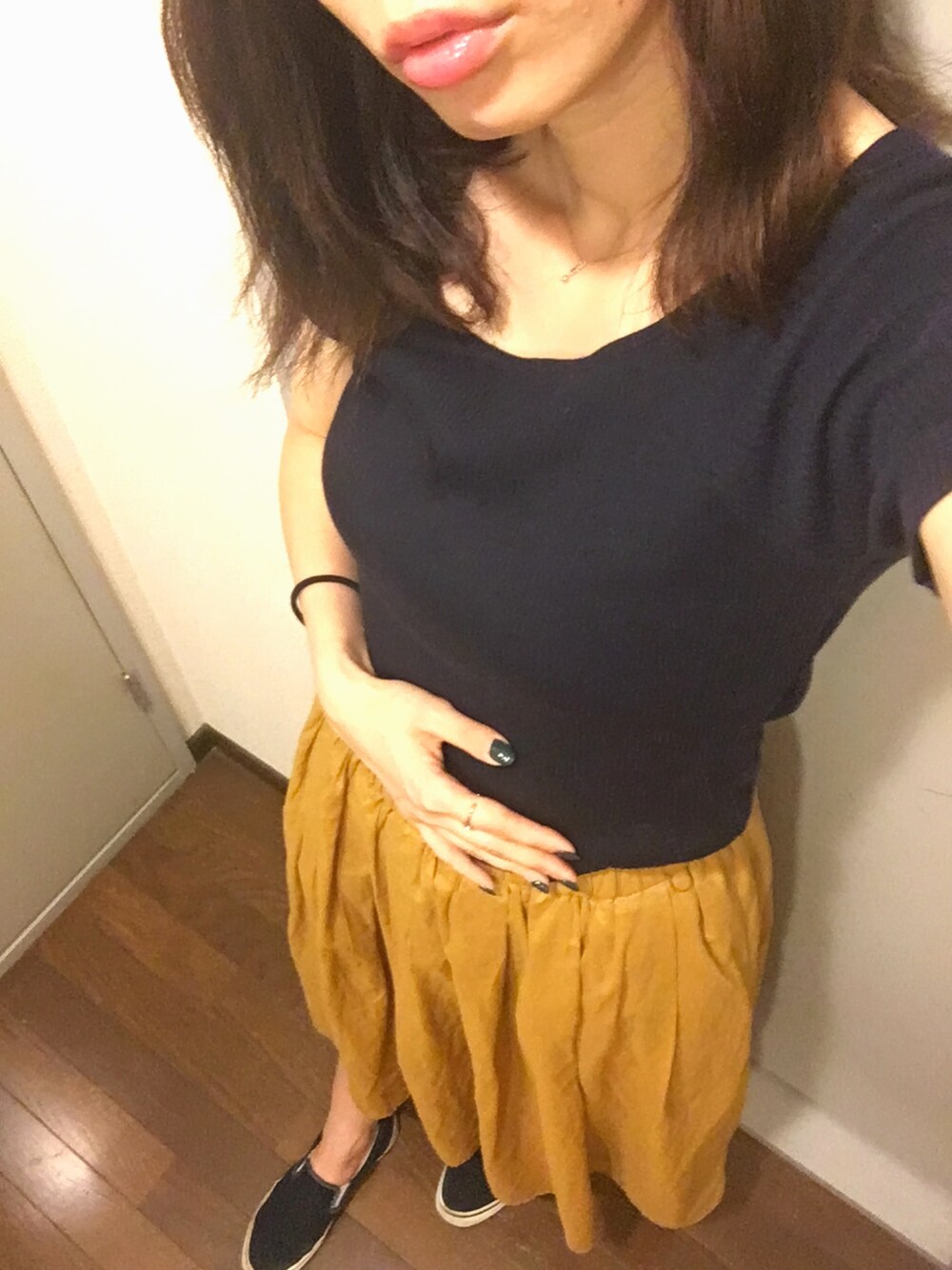「カジュアル、シンプル、スニーカー、ユニクロ、リブT、スカート、夏コーデ、マスタード、ネイビー、イエロー」｜「UNIQLOのリブバレエネックT（半袖）（Tシャツ/カットソー、ブルー系）」を使った、かどさん（レディース・162cm）の夏コーディネートの1枚目の写真