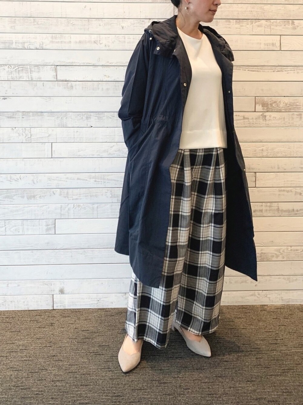 ブルー系のその他アウター、ブラック系のその他パンツ、ホワイト系のTシャツ/カットソーを着用したレディースの春コーディネートの1枚目の写真