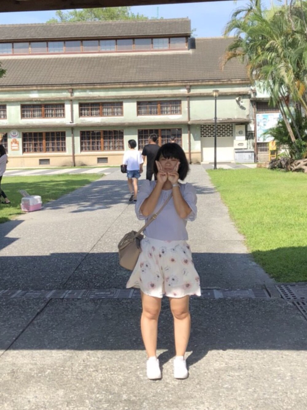 「花蓮文創園區」｜「MAJESTIC LEGONのドットスリーブトップス（Tシャツ/カットソー、パープル系）」を使った、黃楷婷さん（レディース・159cm）の秋コーディネートの1枚目の写真