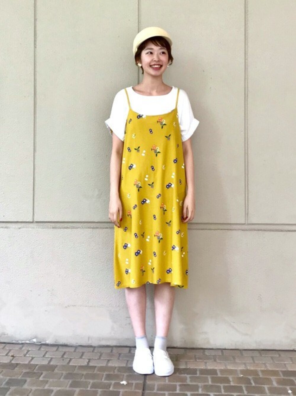 ホワイト系のTシャツ/カットソー、イエロー系のワンピース、ホワイト系のスニーカーを着用したレディースの夏コーディネートの1枚目の写真