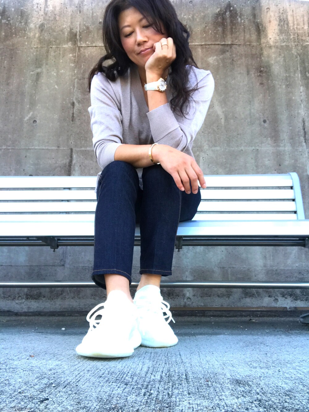 「YEEZY BOOST 350」｜「H&Mのアイテム（ニット/セーター、ゴールド系）」を使った、ちぃぼうさん（レディース・165cm）の秋コーディネートの1枚目の写真